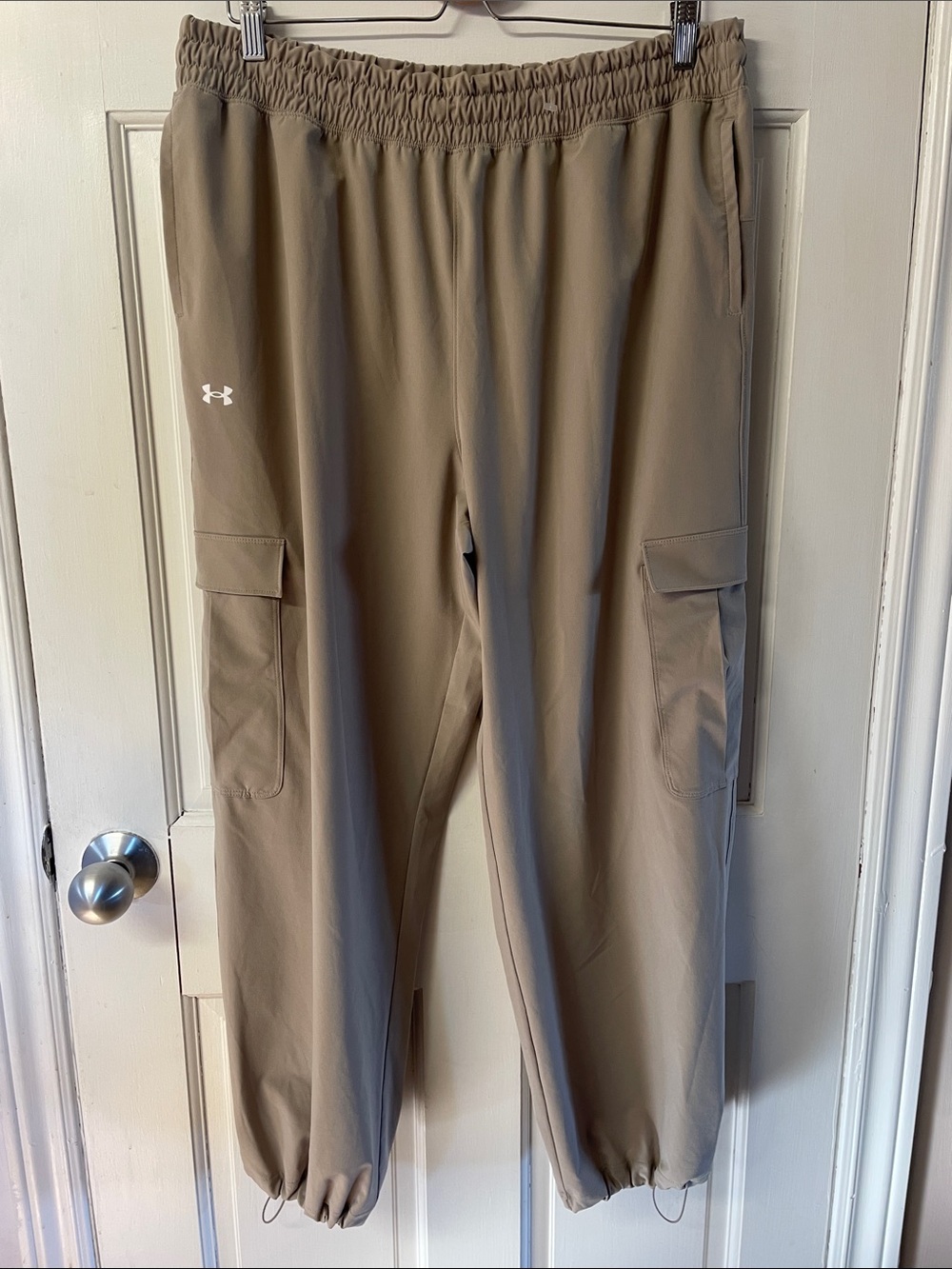 Under Armour tan cargo joggers comfortable stretch tech pants men’s size XL